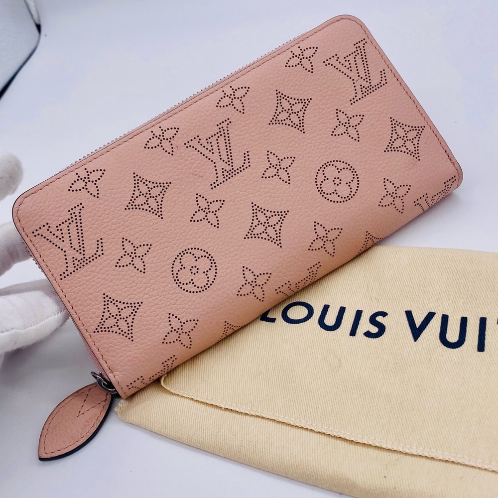 EUC Louis Vuitton Magnolia Pink Monogram Mahina Zippy Wallet - Picture 1 of 15